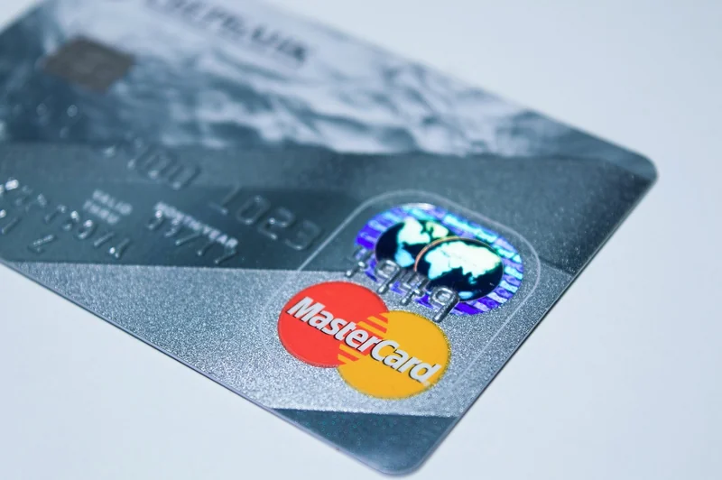 Comparaison avec les alternatives : carte bancaire classique vs prépayée